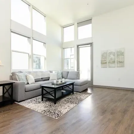 Charming 3 Bedroom Apartment With Pool Near San Diego Convention Center